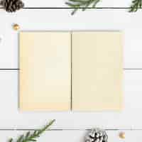 PSD gratuito cuaderno en blanco en una maqueta de mesa de navidad