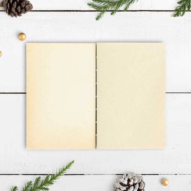 Cuaderno en blanco en una maqueta de mesa de Navidad