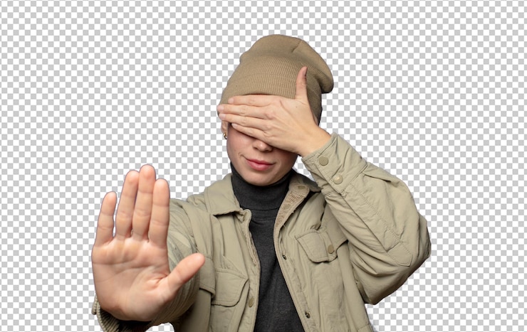 PSD gratuito cubriendo la cara con la mano y poniendo la otra mano delante para detener la cámara rehusando fotos o imágenes