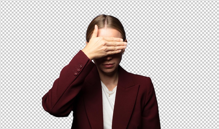 PSD gratuito cubriendo los ojos con una mano sintiéndose asustado o ansioso preguntándose o esperando ciegamente una sorpresa