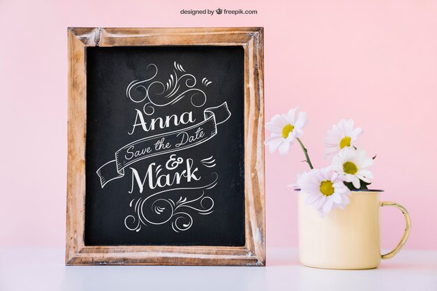 Decoración de boda con pizarra al lado de taza
