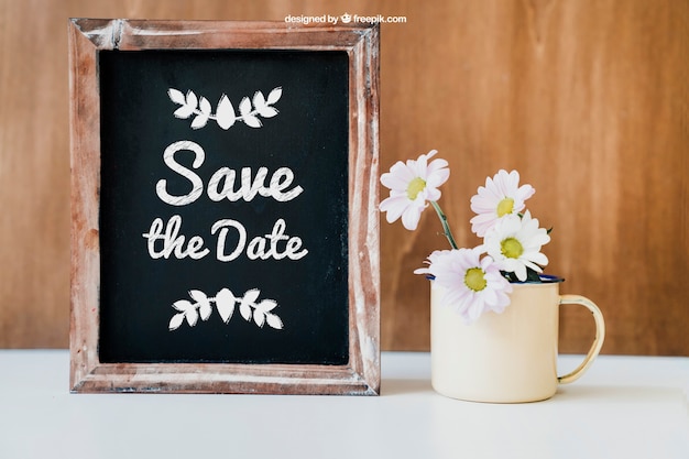 Decoración de boda con taza y pizarra