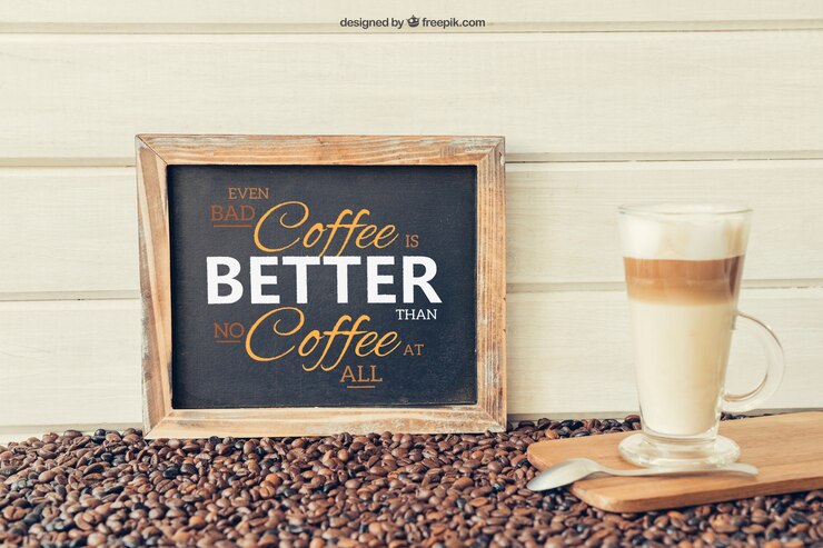 PSD gratuito decoración de café con pizarra apoyada y vaso