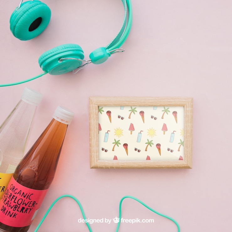 PSD gratuito decoración de verano con marco y botellas de zumo organico