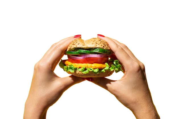 Delicioso sándwich sostenido en la mano