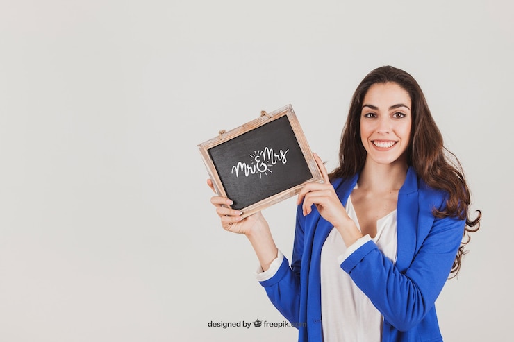 PSD Gratis desain mockup wanita tersenyum dengan batu tulis
