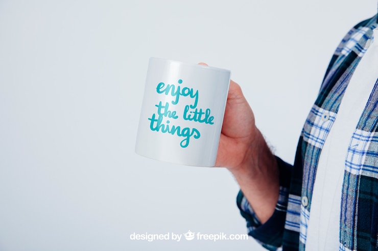 PSD gratuito design di modellare con tazza di caffè