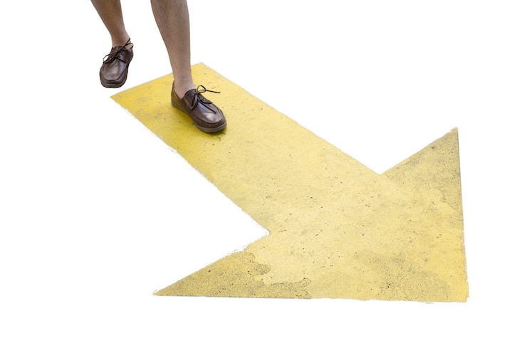 PSD gratuito dirección de señalización de la flecha aislada