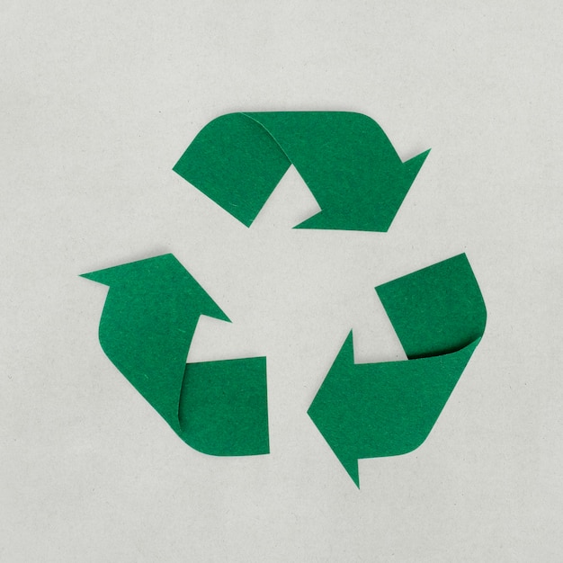 Diseño de artesanía de papel del icono de reciclaje