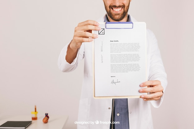 Diseño de mock up con doctor feliz y carpeta