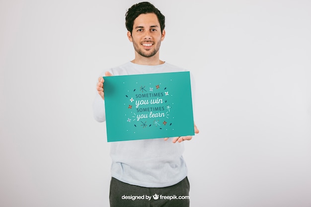 PSD gratuito diseño de mock up con hombre sonriente sujetando un póster