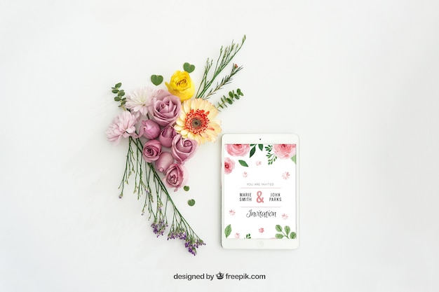 Diseño de mockup de tableta con decoración floral