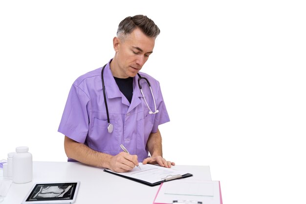 Doctor preparándose para un chequeo médico de rutina