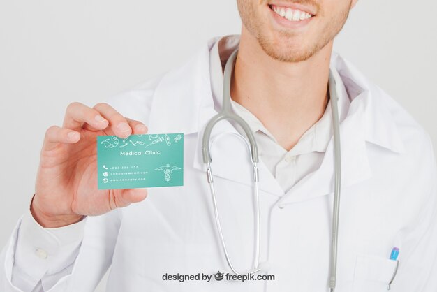 Doctor sonriente con mock up de tarjeta de visita