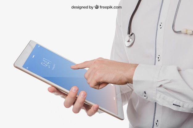 Gratis PSD dokter's handen met tablet's mock up