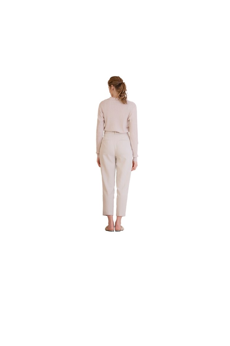 PSD gratuito donna adulta che indossa una camicia vuota
