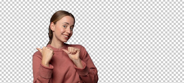 PSD gratuito donna bionda sorridendo allegramente e casualmente indicando per copiare lo spazio sul lato sentendosi felice e soddisfatto