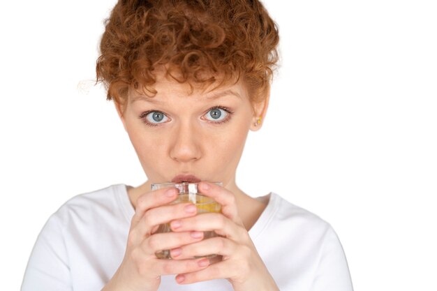 Donna che indossa un'acconciatura da panino disordinato