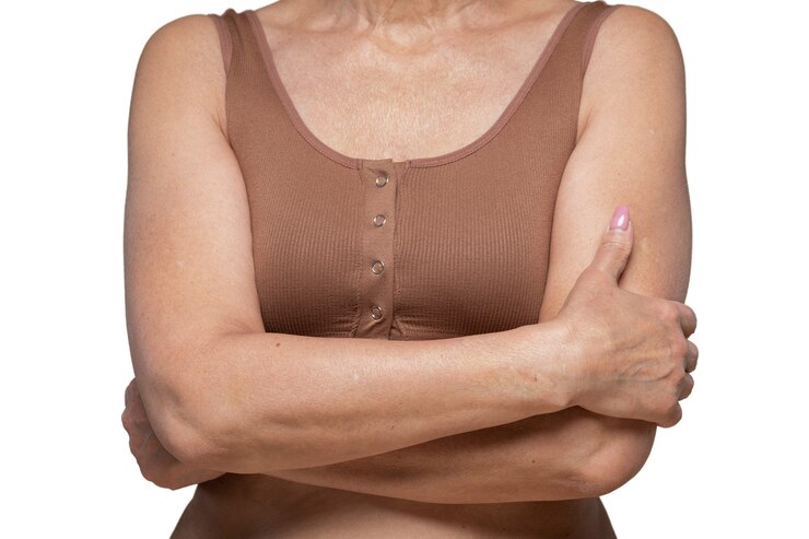 PSD gratuito donna che posa con amore per se stessa per il suo corpo