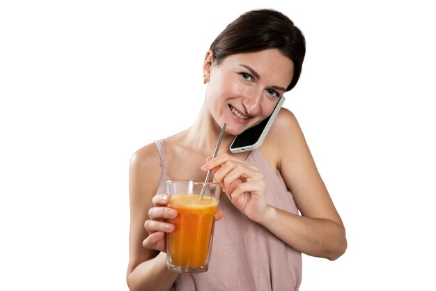 Donna del colpo medio con succo sano