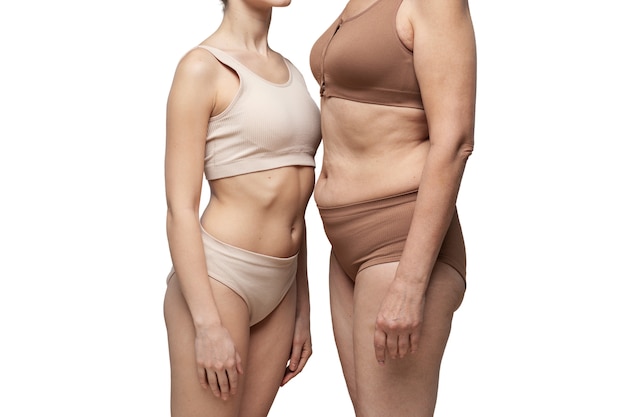 Donne in posa con amore per se stesse per il proprio corpo