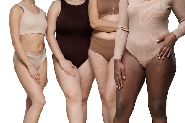 Donne in posa con amore per se stesse per il proprio corpo