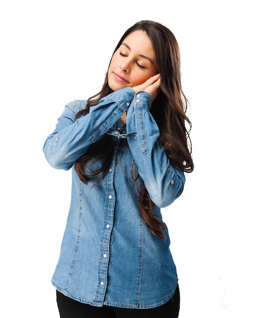 Dromerige vrouw met een denim shirt