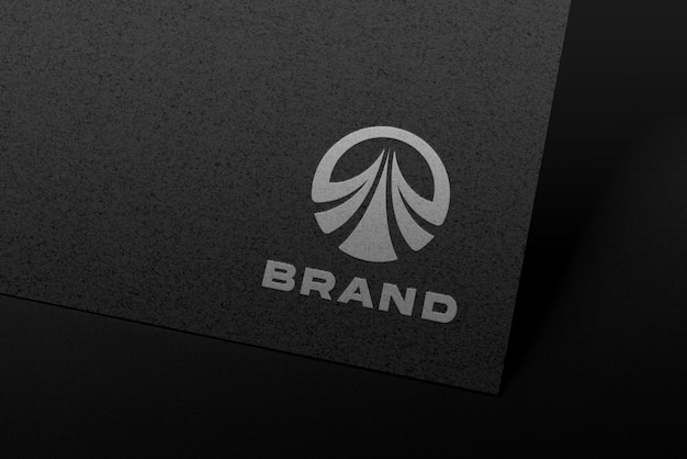Elegant logomodel op zwart papier