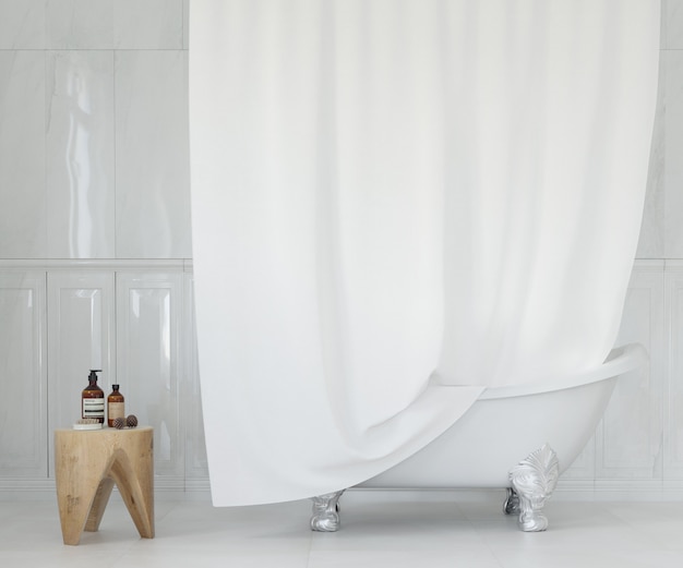 Elegante baño con cortina blanca.