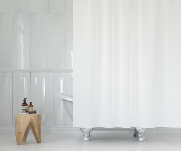 Elegante baño con cortina blanca.