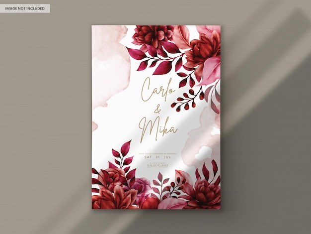 Gratis PSD elegante rode kastanjebruine bloemen bruiloft uitnodiging kaartsjabloon