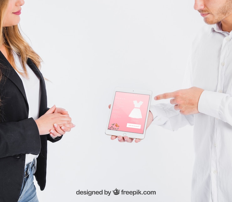 PSD gratuito empresarios apuntando a la tableta