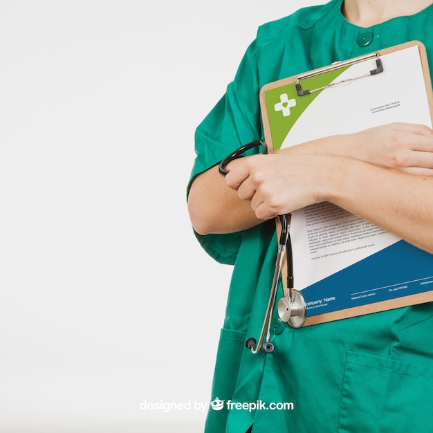 Enfermera sujetando tabla con documento