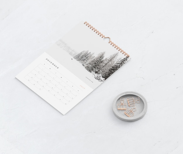 Enlace espiral de libro de maquetas para el concepto de calendario