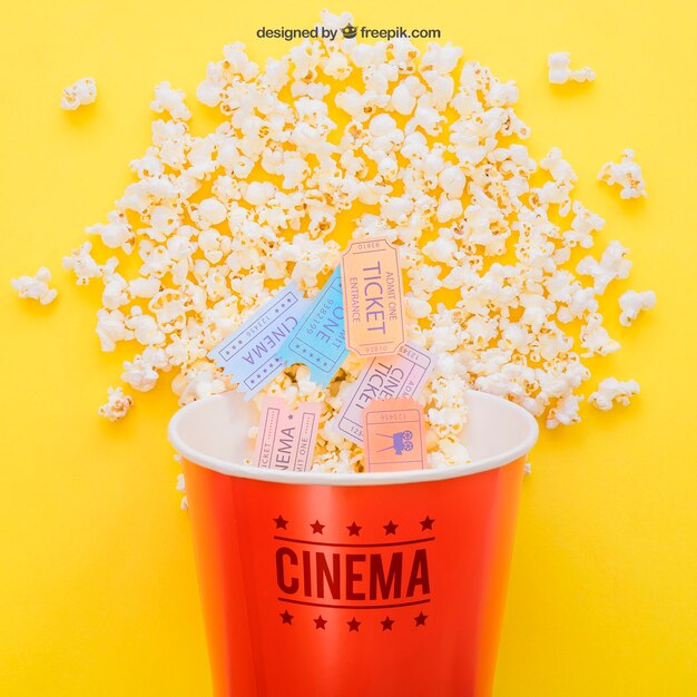 Entradas de cine en cubo de palomitas