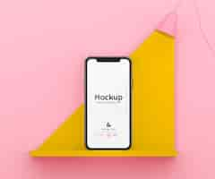 PSD gratuito escena 3d rosa y amarilla con una lámpara que ilumina un teléfono celular en una estantería y un color editable