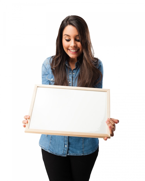 Estudiante sonriente mirando una pizarra en blanco