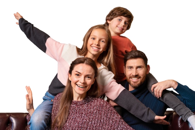 Familia feliz pasando la navidad juntos