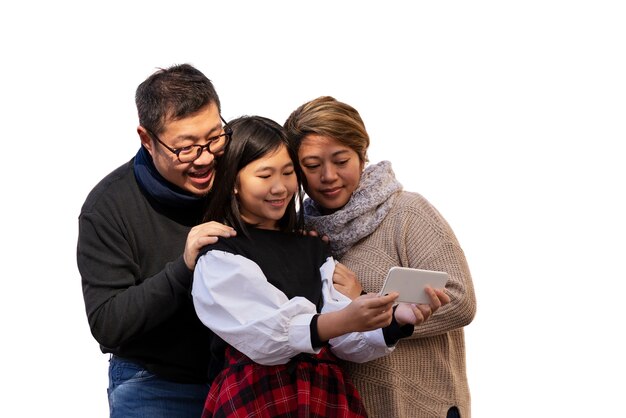 Familia de tiro medio que pasa tiempo de calidad juntos