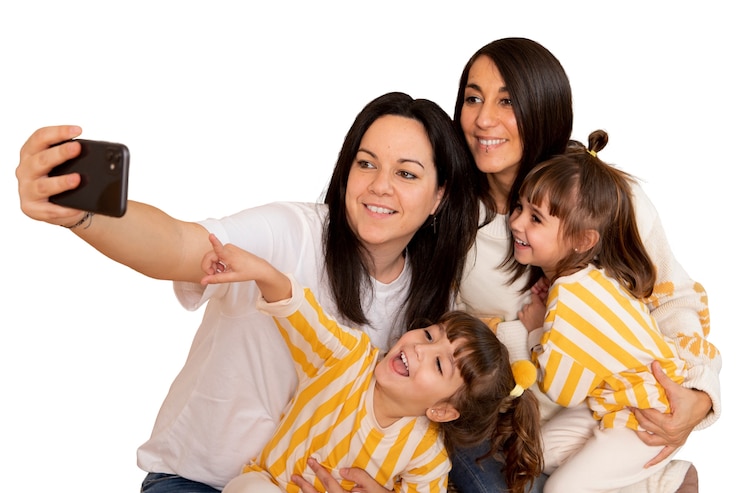 PSD gratuito familia de tiro medio tomando selfie
