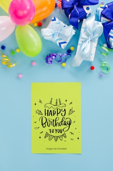 Fiesta o cumpleaños fondo azul maqueta de vacaciones tarjeta de felicitación con espacio de copia