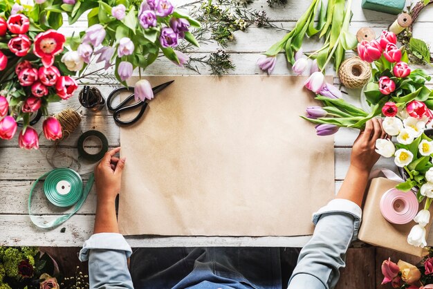 Floreria que muestra el papel de espacio vacío del diseño en la tabla de madera