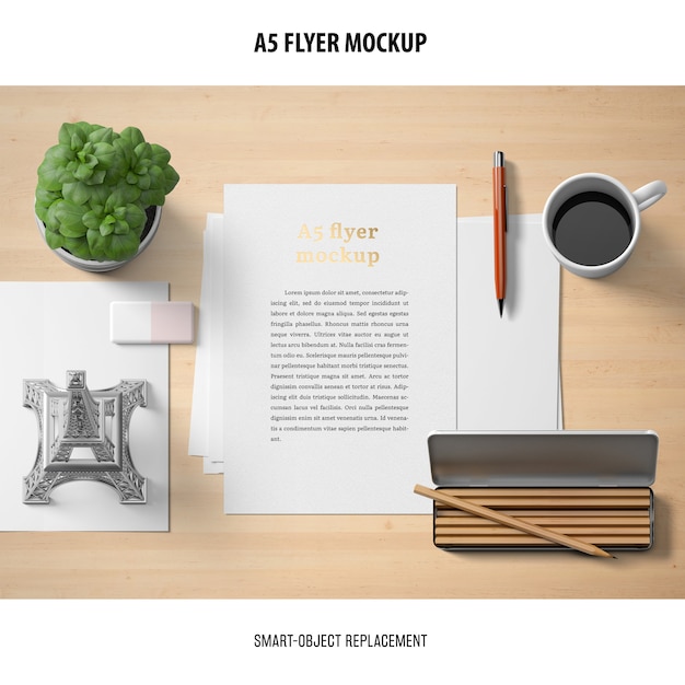 PSD gratuito flyer mockup en un escritorio