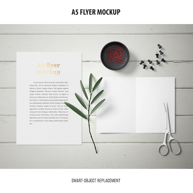 PSD gratuito flyer mockup en un escritorio