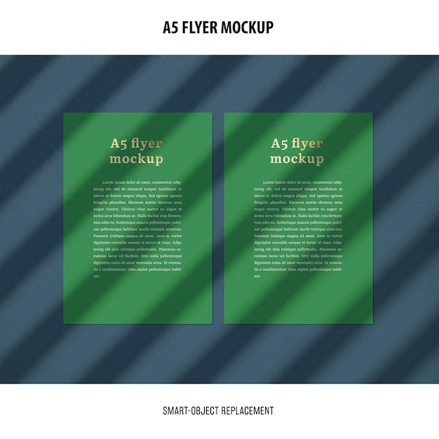 Gratis PSD flyer mockup op een desktop