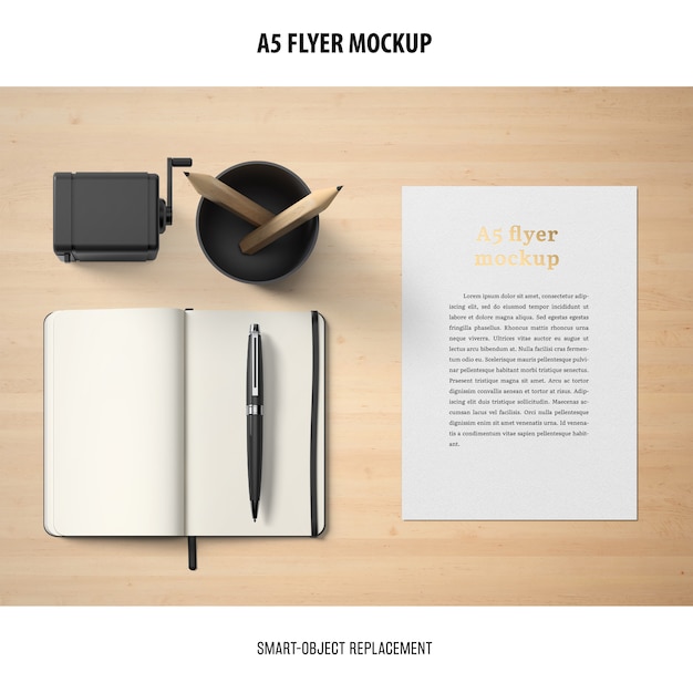 Gratis PSD flyer mockup op een desktop