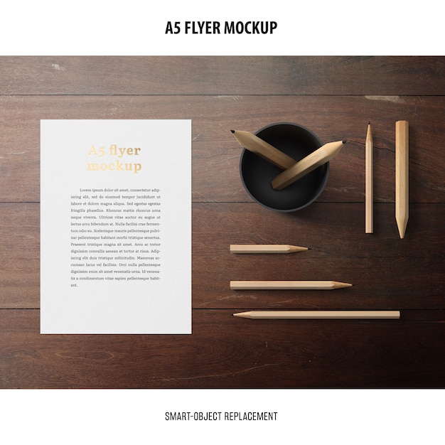 Gratis PSD flyer mockup op een desktop