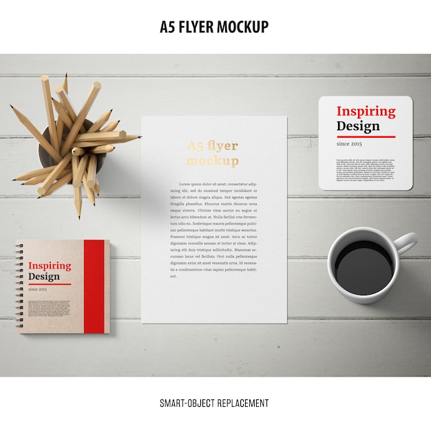 Gratis PSD flyer mockup op een desktop