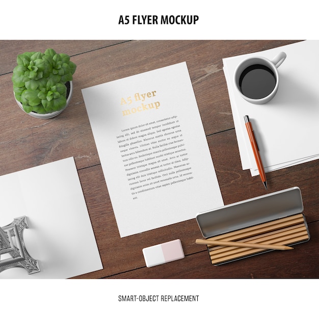 Gratis PSD flyer mockup op een desktop