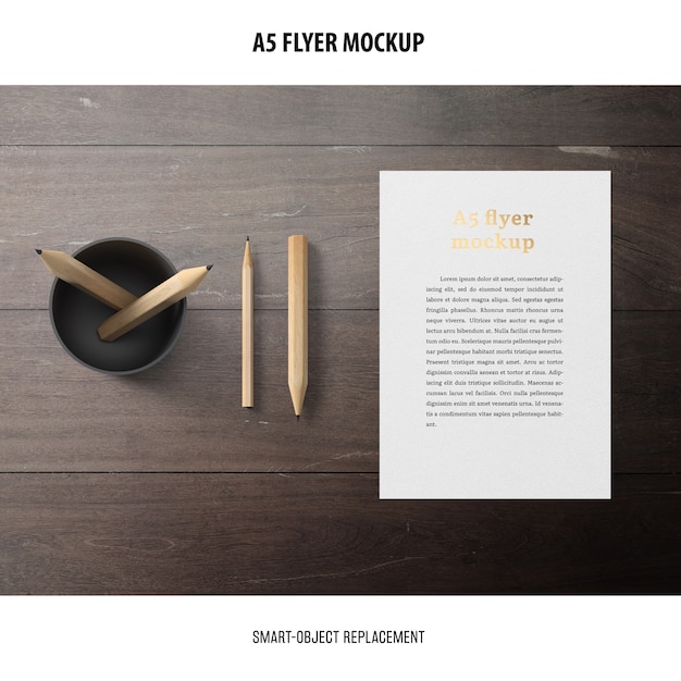 Gratis PSD flyer mockup op een desktop